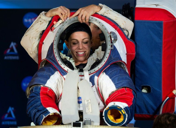 NASA công bố quần áo giúp du hành gia đi trên Mặt trăng như trên Mặt đất - Ảnh 3. NASA công bố quần áo giúp du hành gia đi trên Mặt trăng như trên Mặt đất - Ảnh 3.
