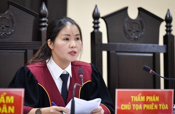 Chủ tọa phiên tòa gian lận thi ở Hà Giang: Nhờ xem điểm được nâng điểm là điều rất vô lý - Ảnh 1. Chủ tọa phiên tòa gian lận thi ở Hà Giang: Nhờ xem điểm được nâng điểm là điều rất vô lý - Ảnh 1.