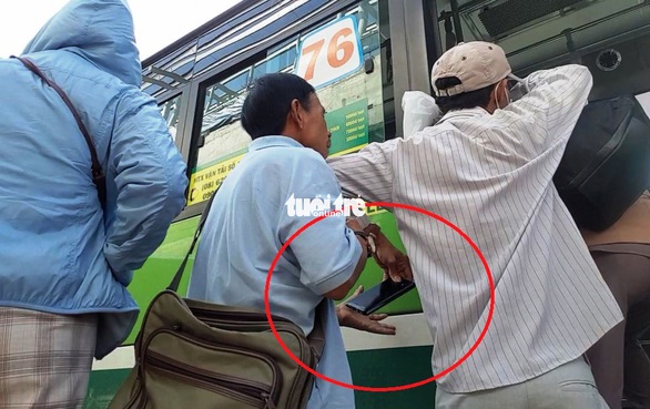 TP.HCM tăng cường biện pháp phòng chống tội phạm móc túi khách đi xe buýt - Ảnh 1. TP.HCM tăng cường biện pháp phòng chống tội phạm móc túi khách đi xe buýt - Ảnh 1.
