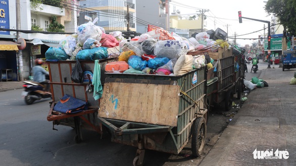Ngộp thở với các bãi rác kinh dị giữa đường phố Sài Gòn - Ảnh 6. Ngộp thở với các bãi rác kinh dị giữa đường phố Sài Gòn - Ảnh 6.