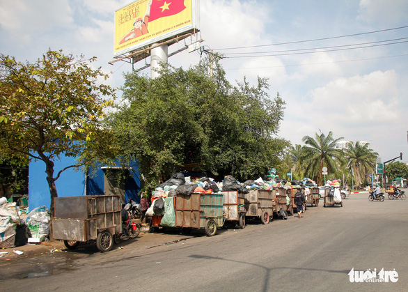 Ngộp thở với các bãi rác kinh dị giữa đường phố Sài Gòn - Ảnh 13. Ngộp thở với các bãi rác kinh dị giữa đường phố Sài Gòn - Ảnh 13.