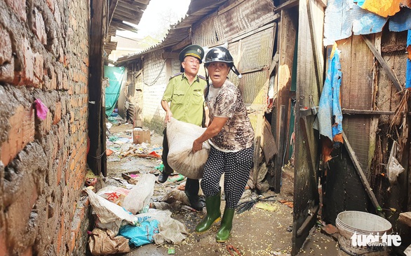 Nhiều tiểu thương chợ Vinh trắng tay sau đợt ngập lụt lịch sử - Ảnh 6. Nhiều tiểu thương chợ Vinh trắng tay sau đợt ngập lụt lịch sử - Ảnh 6.
