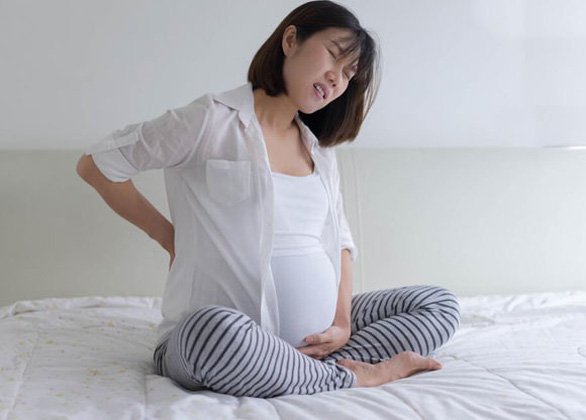 3 lý do đau lưng khi mang thai và cách khắc phục an toàn - Ảnh 1.