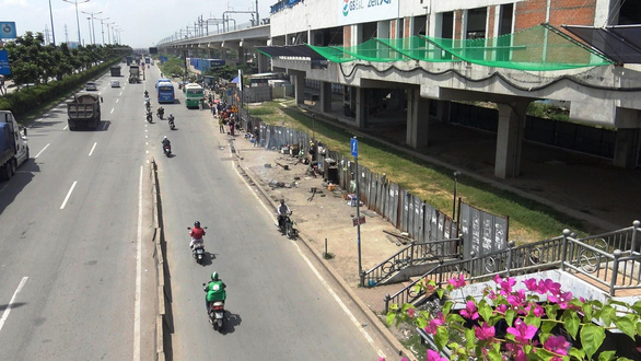 Lập chốt an ninh, chống móc túi tại trạm xe buýt trước KDL Suối Tiên - Ảnh 3. Lập chốt an ninh, chống móc túi tại trạm xe buýt trước KDL Suối Tiên - Ảnh 3.