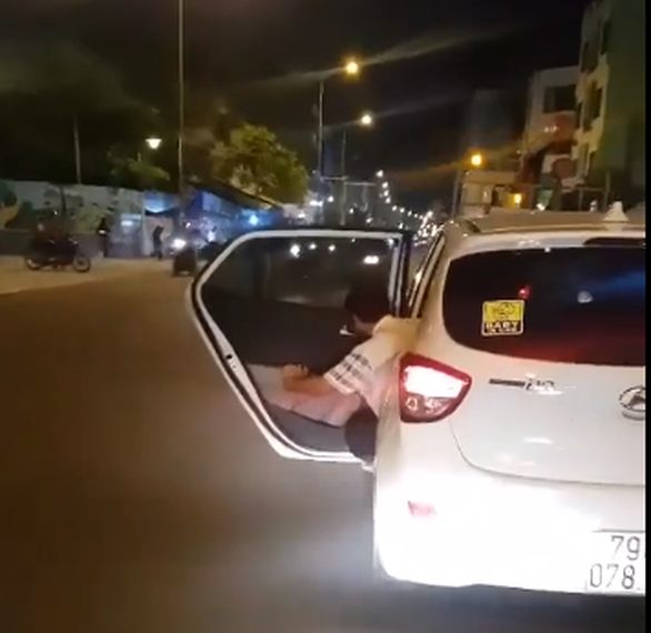 Video xe chạy bon bon, mở cả cánh cửa xe nhoài người ra ngoài - Ảnh 2. Video xe chạy bon bon, mở cả cánh cửa xe nhoài người ra ngoài - Ảnh 2.