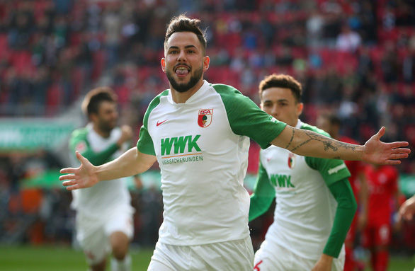 Bị Augsburg cầm chân phút bù giờ, Bayern Munich lỡ cơ hội chiếm ngôi đầu - Ảnh 1. Bị Augsburg cầm chân phút bù giờ, Bayern Munich lỡ cơ hội chiếm ngôi đầu - Ảnh 1.
