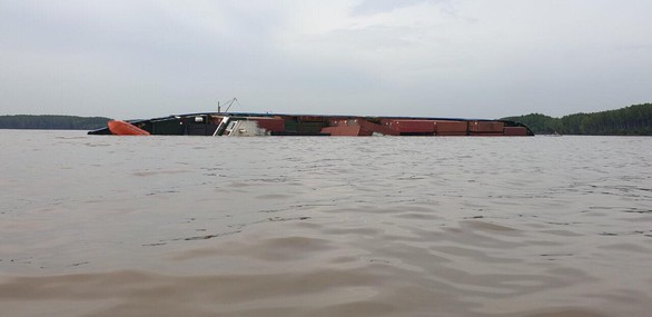 Tàu container chìm ở sông Lòng Tàu, Cần Giờ - Ảnh 2. Tàu container chìm ở sông Lòng Tàu, Cần Giờ - Ảnh 2.