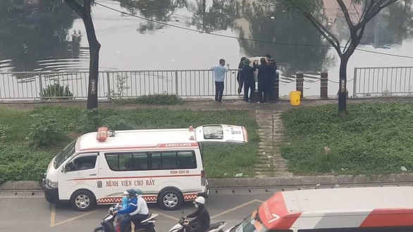 Bệnh viện Chợ Rẫy thả cá xuống kênh, bị hiểu nhầm đổ chất thải y tế - Ảnh 2. Bệnh viện Chợ Rẫy thả cá xuống kênh, bị hiểu nhầm đổ chất thải y tế - Ảnh 2.