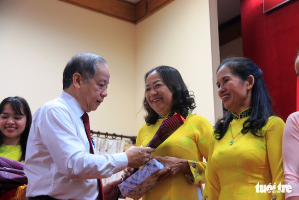 Chủ tịch tỉnh đọc thơ Người đàn bà thứ 2 tặng chị em lao công - Ảnh 2. Chủ tịch tỉnh đọc thơ Người đàn bà thứ 2 tặng chị em lao công - Ảnh 2.
