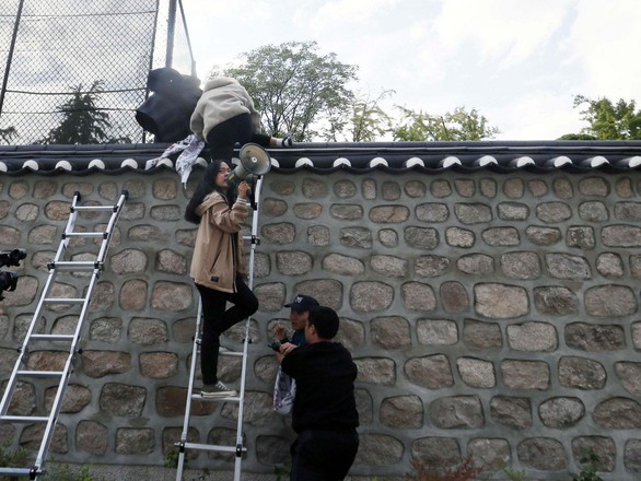Sinh viên Hàn Quốc trèo vào nơi ở đại sứ Mỹ phản đối hiện diện quân sự - Ảnh 2. Sinh viên Hàn Quốc trèo vào nơi ở đại sứ Mỹ phản đối hiện diện quân sự - Ảnh 2.