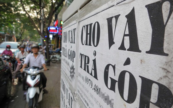 Quảng cáo cột điện: dẹp nổi không? - Ảnh 1. Quảng cáo cột điện: dẹp nổi không? - Ảnh 1.