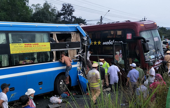 Hai xe giường nằm đối đầu trên đường Hồ Chí Minh, 7 hành khách nhập viện - Ảnh 2. Hai xe giường nằm đối đầu trên đường Hồ Chí Minh, 7 hành khách nhập viện - Ảnh 2.