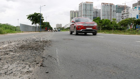 Xử phạt nhiều, vì sao vẫn cứ tái lập mặt đường cẩu thả? - Ảnh 1. Xử phạt nhiều, vì sao vẫn cứ tái lập mặt đường cẩu thả? - Ảnh 1.