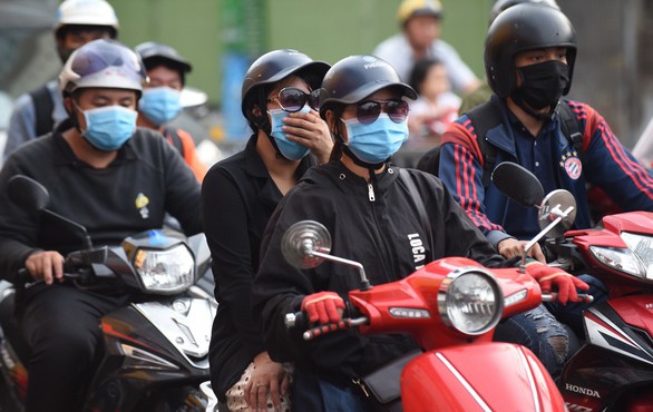 Người dân Hà Nội, TP.HCM không hài lòng về chất lượng không khí - Ảnh 1. Người dân Hà Nội, TP.HCM không hài lòng về chất lượng không khí - Ảnh 1.