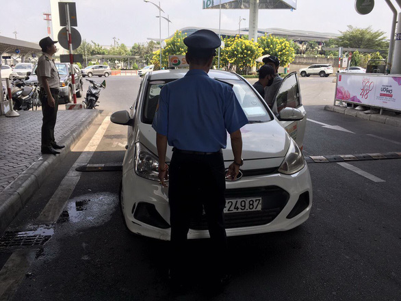 Hàng trăm ôtô bị phạt vì đậu đỗ quá 3 phút trong sân bay Tân Sơn Nhất - Ảnh 1.