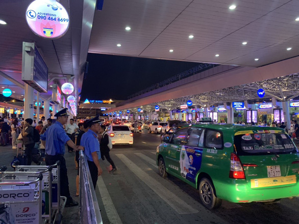 Hàng trăm ôtô bị phạt vì đậu đỗ quá 3 phút trong sân bay Tân Sơn Nhất - Ảnh 2.