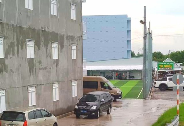 Dùng xe công ghé khai trương nhà nuôi yến của sếp - Ảnh 1. Dùng xe công ghé khai trương nhà nuôi yến của sếp - Ảnh 1.