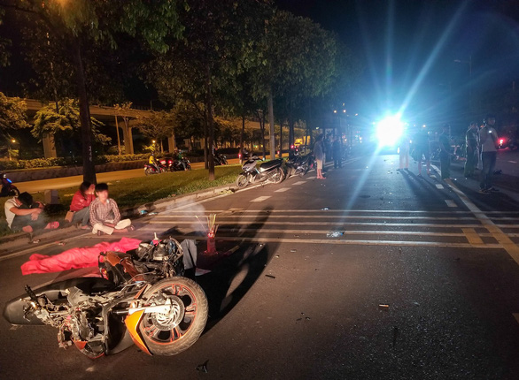 2 xe máy tông thẳng mặt trên đường song hành xa lộ Hà Nội, 3 người thương vong - Ảnh 1. 2 xe máy tông thẳng mặt trên đường song hành xa lộ Hà Nội, 3 người thương vong - Ảnh 1.