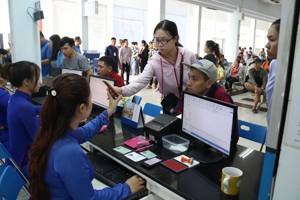 Siết cò vé tàu nhưng cò vẫn còn - Ảnh 1. Siết cò vé tàu nhưng cò vẫn còn - Ảnh 1.
