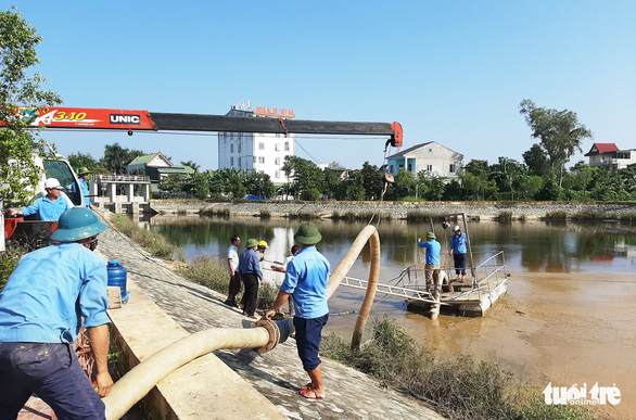Nhà máy nước nghi xả bùn thải ra hồ điều hòa lớn nhất TP Vinh - Ảnh 2. Nhà máy nước nghi xả bùn thải ra hồ điều hòa lớn nhất TP Vinh - Ảnh 2.