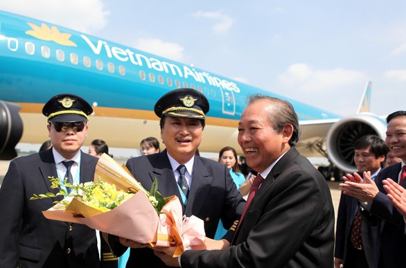 Phó thủ tướng Trương Hòa Bình chúc mừng Vietnam Airlines đón chiếc máy bay thứ 100 - Ảnh 2. Phó thủ tướng Trương Hòa Bình chúc mừng Vietnam Airlines đón chiếc máy bay thứ 100 - Ảnh 2.