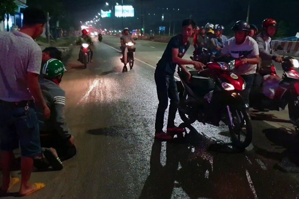 Bà bầu, trẻ nhỏ té vì xe quét đường rơi vãi dầu nhớt - Ảnh 1. Bà bầu, trẻ nhỏ té vì xe quét đường rơi vãi dầu nhớt - Ảnh 1.