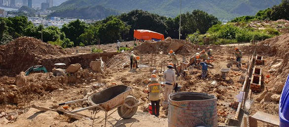 Tỉnh yêu cầu ngừng, biệt thự vẫn nườm nượp xây trên núi Cô Tiên - Ảnh 4. Tỉnh yêu cầu ngừng, biệt thự vẫn nườm nượp xây trên núi Cô Tiên - Ảnh 4.