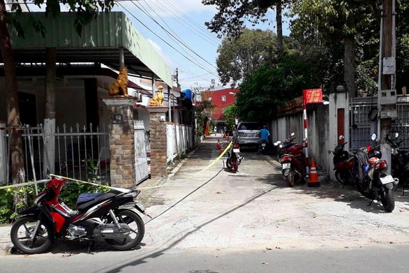 Truy tìm nghi phạm đâm chết ‘tình địch’ rồi bỏ trốn - Ảnh 1. Truy tìm nghi phạm đâm chết ‘tình địch’ rồi bỏ trốn - Ảnh 1.