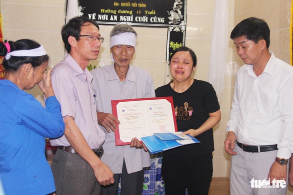 Khóc nghẹn buổi trao bằng thạc sĩ cho người thầy đã qua đời - Ảnh 1. Khóc nghẹn buổi trao bằng thạc sĩ cho người thầy đã qua đời - Ảnh 1.