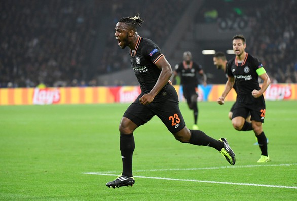 Batshuayi giúp Chelsea hạ Ajax ở phút cuối - Ảnh 1. Batshuayi giúp Chelsea hạ Ajax ở phút cuối - Ảnh 1.