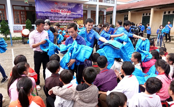 Tặng điểm trường và 1.500 áo ấm cho trẻ vùng cao - Ảnh 5. Tặng điểm trường và 1.500 áo ấm cho trẻ vùng cao - Ảnh 5.