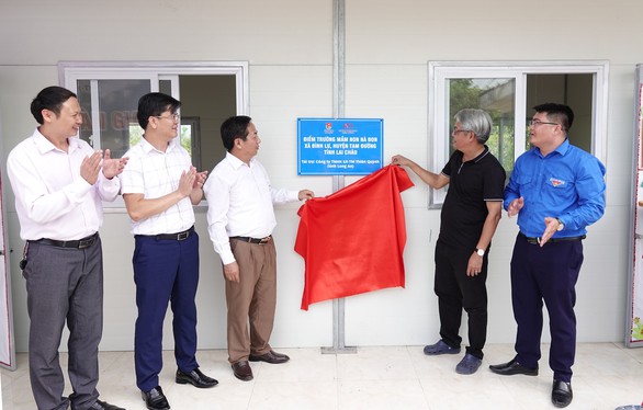 Tặng điểm trường và 1.500 áo ấm cho trẻ vùng cao - Ảnh 1. Tặng điểm trường và 1.500 áo ấm cho trẻ vùng cao - Ảnh 1.