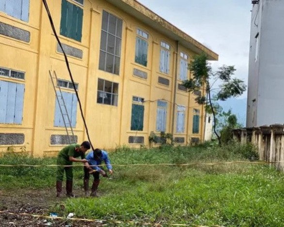 Học sinh lớp 2 thiệt mạng vì điện giật ở trường giờ ra chơi - Ảnh 1. Học sinh lớp 2 thiệt mạng vì điện giật ở trường giờ ra chơi - Ảnh 1.