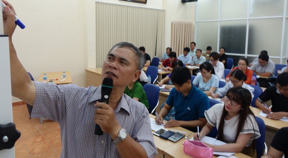 Nên dừng đào tạo đại học tại chức, đào tạo từ xa? - Ảnh 1. Nên dừng đào tạo đại học tại chức, đào tạo từ xa? - Ảnh 1.