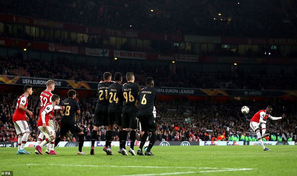 Pepe với 2 cú sút phạt siêu đẳng cứu Arsenal khỏi bẽ mặt ở sân Emirates - Ảnh 1. Pepe với 2 cú sút phạt siêu đẳng cứu Arsenal khỏi bẽ mặt ở sân Emirates - Ảnh 1.