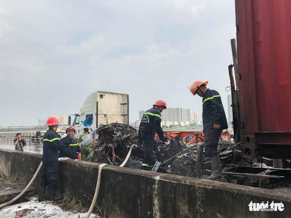 Xe container cháy sập đầu trên cao tốc TP.HCM - Long Thành - Dầu Giây - Ảnh 2. Xe container cháy sập đầu trên cao tốc TP.HCM - Long Thành - Dầu Giây - Ảnh 2.