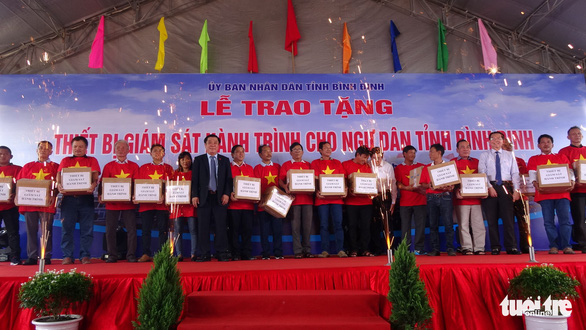 Nguyên Chủ tịch nước Trương Tấn Sang tặng thiết bị cho ngư dân - Ảnh 3. Nguyên Chủ tịch nước Trương Tấn Sang tặng thiết bị cho ngư dân - Ảnh 3.