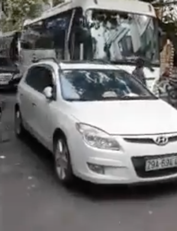 Trung úy công an đậu xe nghênh ngang giữa đường bị phạt 1 triệu đồng - Ảnh 1. Trung úy công an đậu xe nghênh ngang giữa đường bị phạt 1 triệu đồng - Ảnh 1.