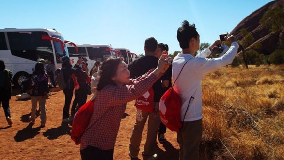 Hàng ngàn du khách đổ đến núi thiêng Uluru leo lần cuối - Ảnh 2. Hàng ngàn du khách đổ đến núi thiêng Uluru leo lần cuối - Ảnh 2.