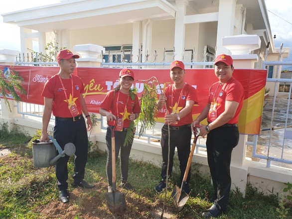 1.000 bạn trẻ dọn rác, trồng cây ở biển Khánh Hòa - Ảnh 6. 1.000 bạn trẻ dọn rác, trồng cây ở biển Khánh Hòa - Ảnh 6.