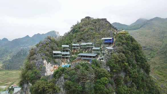 Xử nghiêm vụ xây thang máy lên núi ở Đồng Văn - Ảnh 1. Xử nghiêm vụ xây thang máy lên núi ở Đồng Văn - Ảnh 1.