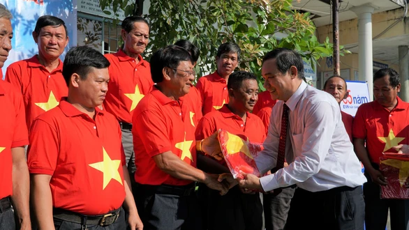 Người dân quần đảo Hải Tặc lần đầu sử dụng điện lưới quốc gia - Ảnh 3. Người dân quần đảo Hải Tặc lần đầu sử dụng điện lưới quốc gia - Ảnh 3.