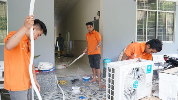 Người dân quần đảo Hải Tặc lần đầu sử dụng điện lưới quốc gia - Ảnh 4. Người dân quần đảo Hải Tặc lần đầu sử dụng điện lưới quốc gia - Ảnh 4.