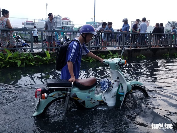 TP.HCM khẩn cấp gửi công văn về triều cường có thể vượt 1,7m ngày 29-10 - Ảnh 1. TP.HCM khẩn cấp gửi công văn về triều cường có thể vượt 1,7m ngày 29-10 - Ảnh 1.