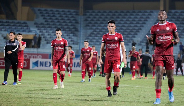HLV CLB TP.HCM không đổ lỗi cho trọng tài về bàn thua đầu tiên trước Hà Nội FC - Ảnh 2. HLV CLB TP.HCM không đổ lỗi cho trọng tài về bàn thua đầu tiên trước Hà Nội FC - Ảnh 2.