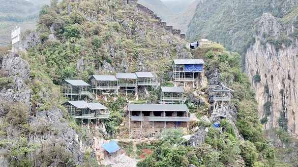 Xử nghiêm vụ xây thang máy lên núi ở Đồng Văn - Ảnh 11. Xử nghiêm vụ xây thang máy lên núi ở Đồng Văn - Ảnh 11.
