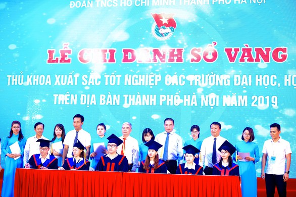86 thủ khoa tốt nghiệp xuất sắc ghi danh sổ vàng tại Văn miếu Quốc Tử Giám - Ảnh 1. 86 thủ khoa tốt nghiệp xuất sắc ghi danh sổ vàng tại Văn miếu Quốc Tử Giám - Ảnh 1.