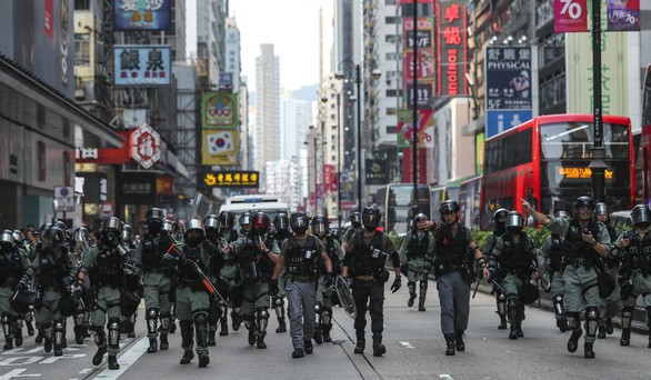 Hong Kong tính thuê lại 1.000 cảnh sát về hưu để đối phó biểu tình - Ảnh 2. Hong Kong tính thuê lại 1.000 cảnh sát về hưu để đối phó biểu tình - Ảnh 2.