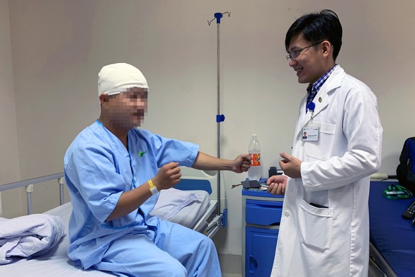 Tái tạo hộp sọ bằng lưới titanium cho nam thanh niên - Ảnh 1. Tái tạo hộp sọ bằng lưới titanium cho nam thanh niên - Ảnh 1.