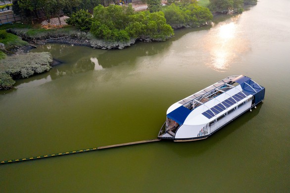 Ocean Cleanup sẽ thử nghiệm hệ thống dọn rác trên sông tại Cần Thơ - Ảnh 1. Ocean Cleanup sẽ thử nghiệm hệ thống dọn rác trên sông tại Cần Thơ - Ảnh 1.